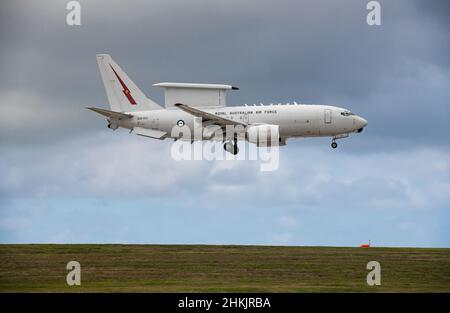 Eine Royal Australian Air Force E-7A Wedgetail, die der Squadron No. 2 zugewiesen wurde, bereitet sich auf die Landung auf der Andersen Air Force Base, Guam, 29. Januar 2022 vor. Das Flugzeug flog zur Teilnahme an der Übung Cope North 22 ein. Cope North bietet ein optimales Umfeld, um mögliche Chancen für eine langfristige Weiterentwicklung unserer gemeinsamen Interessen zu verbessern. (USA Air Force Foto von Tech. Sgt. Micaja Anthony) Stockfoto