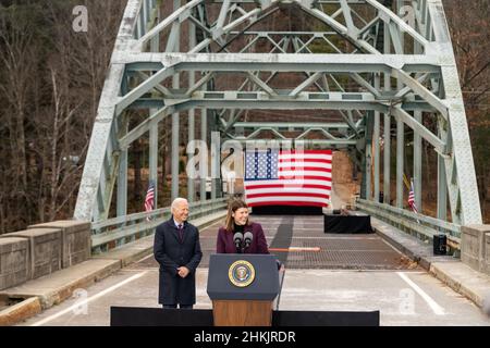 Präsident Joe Biden sieht sich an, wie Victoria Sheehan, die Kommissarin des Verkehrsministeriums von New Hampshire, am Dienstag, den 16. November 2021, an der NH 175 Pemigewasset River Bridge in Woodstock, New Hampshire, eine Stellungnahme zum Infrastructure Investment and Jobs Act abgibt. (Offizielles Foto des Weißen Hauses von Adam Schultz) Stockfoto