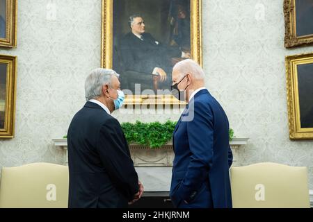 Präsident Joe Biden trifft sich am Donnerstag, den 18. November 2021, mit dem mexikanischen Präsidenten Andrés Manuel López Obrador im Oval Office. (Offizielles Foto des Weißen Hauses von Adam Schultz) Stockfoto