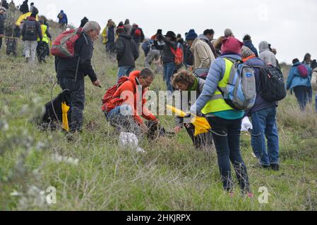 Burin, Palästina. 04th. Februar 2022. Hunderte von israelischen und palästinensischen Friedensaktivisten hatten im palästinensischen Dorf Burin, unterhalb des jüdischen illegalen Außenpostens von Givát Ronen, Olivenbäume gepflanzt. Zwei Wochen vor der Veranstaltung wurde eine Gruppe jüdischer Friedensaktivisten, die zur Olivenplantage eintrafen, von der Jugend von Givát Ronen gewaltsam angegriffen. Heute hatten sich die IDF-Truppen zwischen den Aktivisten und den Siedlern getrennt. Ein israelischer Aktivist wurde während der Veranstaltung verhaftet. Burin, Palästina. Februar 04th 2022. (Foto von Matan Golan/Alamy Live News) Quelle: Matan Golan/Alamy Live News Stockfoto
