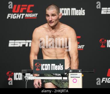 Las Vegas, USA. 04th. Februar 2022. LAS VEGAS, NV - 4. FEBRUAR: Sean Strickland tritt am 4. Februar 2022 in LAS VEGAS, USA, auf die Skala für das offizielle Gewicht beim UFC-Apex für den UFC Vegas 47 - Hermansson vs Strickland - ein. (Foto von Louis Grasse/PxImages) FEBRUAR Credit: Px Images/Alamy Live News Stockfoto