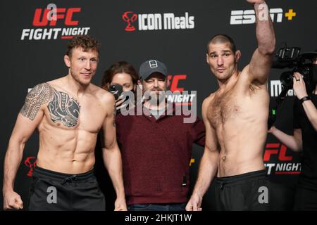 Las Vegas, USA. 04th. Februar 2022. LAS VEGAS, NV - 4. Februar: Jack Hermansson (L) und Sean Strickland (R) treten am 4. Februar 2022 in LAS VEGAS, USA, beim UFC Apex für UFC Vegas 47 - Hermansson gegen Strickland auf. (Foto von Louis Grasse/PxImages) Credit: Px Images/Alamy Live News Stockfoto