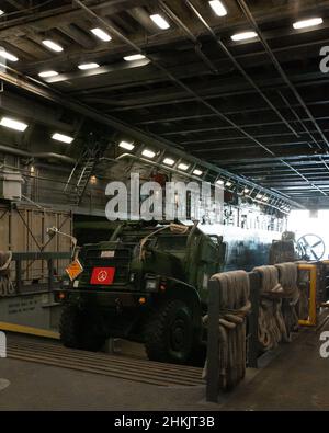 Ein 7 Tonnen schweres amerikanisches Marine Corps fährt weiter zur USS Green Bay, Marinestützpunkt White Beach, Okinawa, Japan, 21. Januar 2022. Die 31st Marine Expeditionary Unit ist an Bord der Schiffe der Amphibiengeschwader 11 im Einsatzgebiet der 7th Flotten tätig, um die Interoperabilität mit Verbündeten und Partnern zu verbessern und als eine ready Reaktion zur Verteidigung von Frieden und Stabilität in der Indo-Pazifik-Region zu dienen. (USA Marine Corps Foto von Lance CPL. Yvonne Iwae) Stockfoto