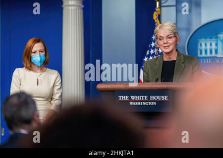 Die Pressesprecherin des Weißen Hauses, Jen Psaki, und die Energieministerin Jennifer Granholm halten am Dienstag, den 23. November 2021, im James S. Brady Press Briefing Room des Weißen Hauses eine Pressekonferenz ab. (Offizielles Foto des Weißen Hauses von Cameron Smith) Stockfoto