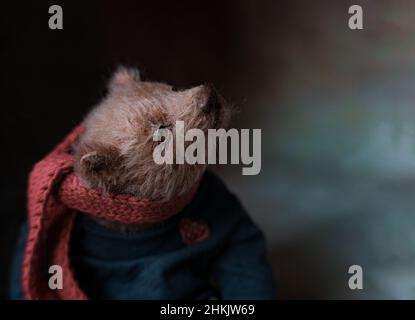 Ein Foto eines handgefertigten Sammlerteddybären, geeignet zum Bedrucken einer Kalenderkarte oder zum Einstecken in einen Rahmen für ästhetisches Vergnügen Stockfoto