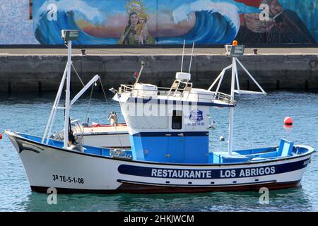 Spanien. 12th Januar 2022. Die Erinnerung an ein Fischerdorf spiegelte sich in einem Wandgemälde in Los Abrigos wider. Der Muralist Michel Diaz hat ein Projekt gestartet, in dem er die Geschichte der Frauen erzählt, die Fisch verkauften, der Jungfrau von Carmen, der schutzpatronin der Fischer, und mehreren Einwohnern, darunter eine berühmte Katze. (Foto von Mercedes Menendez/Pacific Press) Quelle: Pacific Press Media Production Corp./Alamy Live News Stockfoto