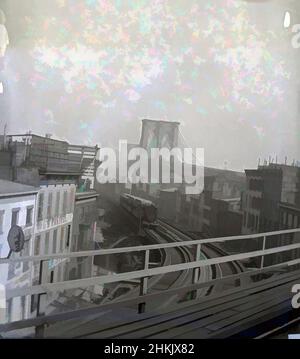 Kunst inspiriert von Brooklyn Bridge und Elevated Road to Fulton Ferry, Edgar S. Thomson, Amerikaner, aktiv 1890s-1900s, Glass Plate Negative, 1896, 4 x 5 Zoll, 10,2 x 12,7 cm, Architektur, Archivfoto, Brooklyn Bridge, Brooklyn History, Tiefbau, Dokumentarfotografie, Klassische Werke, die von Artotop mit einem Schuss Moderne modernisiert wurden. Formen, Farbe und Wert, auffällige visuelle Wirkung auf Kunst. Emotionen durch Freiheit von Kunstwerken auf zeitgemäße Weise. Eine zeitlose Botschaft, die eine wild kreative neue Richtung verfolgt. Künstler, die sich dem digitalen Medium zuwenden und die Artotop NFT erschaffen Stockfoto