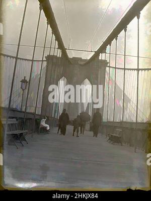 Kunst inspiriert von Brooklyn Bridge, Edgar S. Thomson, Amerikaner, aktiv 1890s-1900s, Glasplatte negativ, 1895, 4 x 5 Zoll, 10,2 x 12,7 cm, 19th Jahrhundert, 19.C, Bögen, Architektur, bowler Hüte, Brücke, Brooklyn Bridge, Kabel, Freizeit, Lifestyle, ndd9, New York City, Fußgänger, Classic Works von Artotop mit einem Schuss Moderne modernisiert. Formen, Farbe und Wert, auffällige visuelle Wirkung auf Kunst. Emotionen durch Freiheit von Kunstwerken auf zeitgemäße Weise. Eine zeitlose Botschaft, die eine wild kreative neue Richtung verfolgt. Künstler, die sich dem digitalen Medium zuwenden und die Artotop NFT erschaffen Stockfoto