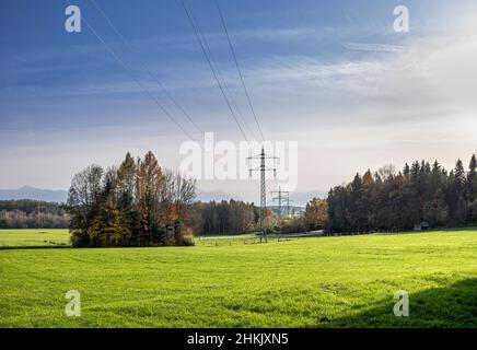 Hochspannungsleitung in Feldlandschaft, Deutschland, Bayern Stockfoto