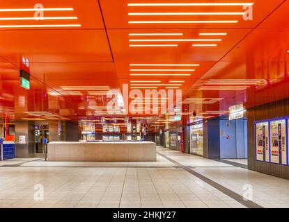 Verlassene U-Bahnstation Marienplatz während der Absperrung wegen Coronavirus Panedmia 2020, Deutschland, Bayern, München Stockfoto