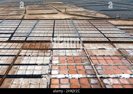 Salinas de Los Cocoteros, Verdunstungsteiche mit verschiedenen Salzgehalten, Luftaufnahme, Kanarische Inseln, Lanzarote, Guatiza Stockfoto