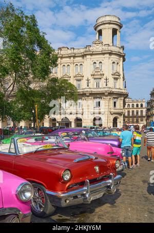 Square Parque Central mit antiken Autos für Touristen, Kuba, La Habana, Villa de San Cristabal de la Habana Stockfoto