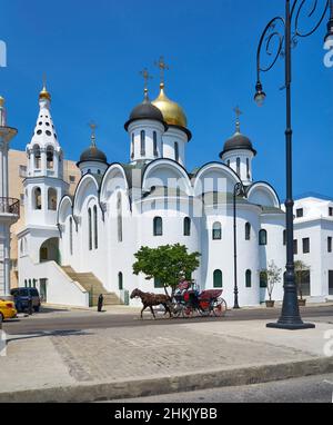Kutsche vor der russisch-orthodoxen Kirche Unsere Liebe Frau von Kasan, Kuba, La Habana Stockfoto