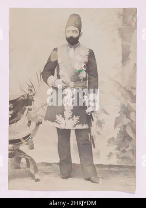 Kunst inspiriert vom persischen Premierminister Sadr A'zam Amin al-Soltan, eine von 274 Vintage-Fotografien, Gelatine-Silberdruckpapier, Ende 19th-Anfang 20th. Jahrhundert, Qajar, Qajar-Zeit, Foto: 8 1/2 x 5 15/16 Zoll, 21,6 x 15,1 cm, Klassische Werke, die von Artotop mit einem Schuss Moderne modernisiert wurden. Formen, Farbe und Wert, auffällige visuelle Wirkung auf Kunst. Emotionen durch Freiheit von Kunstwerken auf zeitgemäße Weise. Eine zeitlose Botschaft, die eine wild kreative neue Richtung verfolgt. Künstler, die sich dem digitalen Medium zuwenden und die Artotop NFT erschaffen Stockfoto