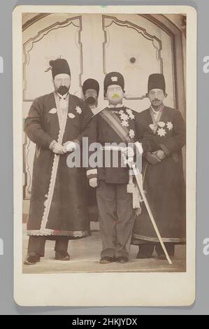 Kunst inspiriert von Mohammad 'Ali Shah mit Mirza Mohammad Ebrahim Khan, dem Moavin al-Dowley und Company, einer von 274 Vintage-Fotografien, Albumen-Silberfoto, vor 1907, Qajar, Qajar-Zeit, Foto: 8 3/8 x 6 1/4 in., 21,3 x 15,9 cm;, Albumen-Silberfoto, carte de Visite, Klassische Werke, die von Artotop mit einem Schuss Moderne modernisiert wurden. Formen, Farbe und Wert, auffällige visuelle Wirkung auf Kunst. Emotionen durch Freiheit von Kunstwerken auf zeitgemäße Weise. Eine zeitlose Botschaft, die eine wild kreative neue Richtung verfolgt. Künstler, die sich dem digitalen Medium zuwenden und die Artotop NFT erschaffen Stockfoto