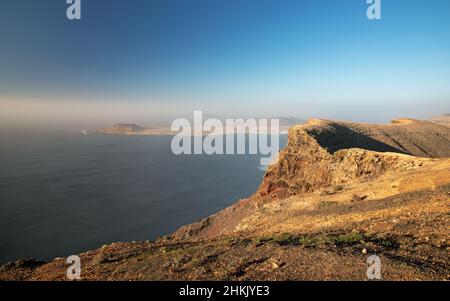 Blick vom Mirador Los Helechos auf die Inseln Risco de Famara und La Graciosa, Kanarische Inseln, Lanzarote, Maguez Stockfoto