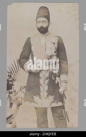 Kunst inspiriert vom Studio Portrait des Premierministers Sadr A'zam Amin al-Soltan, einer von 274 Vintage-Fotografien, Gelatine-Silberdruckpapier, vor 1900, Qajar, Qajar-Zeit, 6 3/4 x 3 15/16 Zoll, 17,1 x 10 cm, Bart, Cartes de Visite, zeremoniell, fez, Anführer, Mann, Medaillen, Militär, Klassische Werke, die von Artotop mit einem Schuss Moderne modernisiert wurden. Formen, Farbe und Wert, auffällige visuelle Wirkung auf Kunst. Emotionen durch Freiheit von Kunstwerken auf zeitgemäße Weise. Eine zeitlose Botschaft, die eine wild kreative neue Richtung verfolgt. Künstler, die sich dem digitalen Medium zuwenden und die Artotop NFT erschaffen Stockfoto