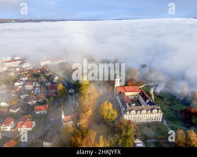 Kloster Bernried am Starnberger See im Nebel, Drohnenfoto, Deutschland, Bayern, Oberbayern, Oberbayern Stockfoto