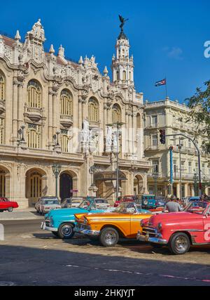 Parade der antiken Autos im Parque Central vor dem Gran Teatro Havanna Alicia Alonso, Kuba, La Habana Stockfoto