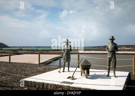 Salinas de Janubio, Denkmal für die ehemaligen Arbeiter, Kanarische Inseln, Lanzarote, Guatiza, Los Cocoteros Stockfoto