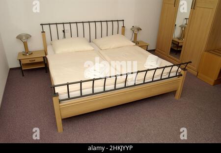 Unbenutztes frisches Doppelbett in einem Hotelzimmer, Deutschland Stockfoto