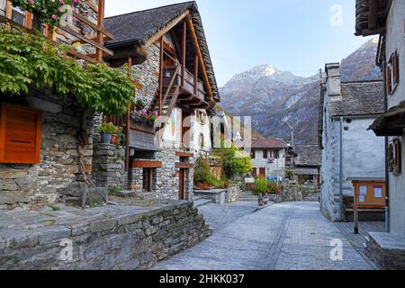 Dorfstraße von Sonogno im Valle Verzasca, Schweiz, Tessin Stockfoto