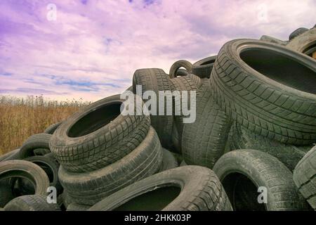 alten Motor-Pkw-Reifen auf einer Müll-depot Stockfoto