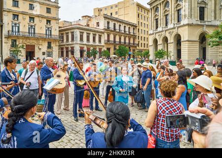 Typische Folklore-Gruppe begrüßt Touristen mit Musik, Gesang und Tanz, Kuba, La Habana Stockfoto