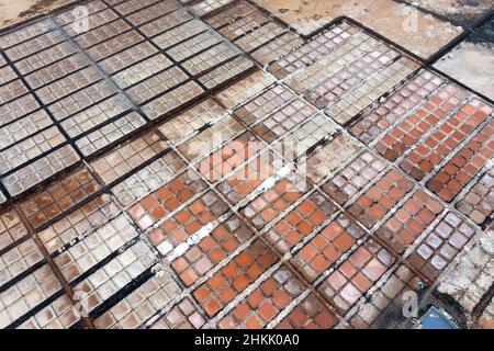 Salinas de Los Cocoteros, Verdunstungsteiche mit verschiedenen Salzgehalten, Luftaufnahme, Kanarische Inseln, Lanzarote, Guatiza Stockfoto