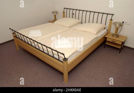 Unbenutztes frisches Doppelbett in einem Hotelzimmer, Deutschland Stockfoto