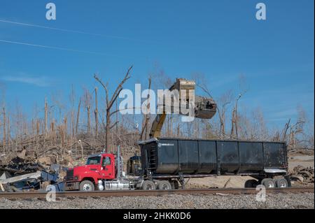 Barnsley, KY, 1. Februar 2022 -- die Entfernung von Trümmern aus dem Tornado vom 2021. Dezember wird fortgesetzt. Ein CSX-Zug entgleiste hier 28 seiner Autos und der letzte davon wird entfernt. Foto von Liz Roll/FEMA Stockfoto