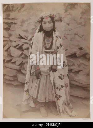 Kunst inspiriert von Mädchen geschmückt in Silberschmuck, Antoin Sevruguin, Albumen Silberfoto, Teheran, Iran, Ende des 19th. Jahrhunderts, Qajar, Qajar-Zeit, 8 1/8 x 6 3/16 Zoll, 20,6 x 15,7 cm, geschmückt, arabisch, Perlen, Kind, Stoff, Kleidung, Kostüm, Kultur, Tuch, Drapiert, ethisch fotografisch, exotisch, Klassische Werke, die von Artotop mit einem Schuss Moderne modernisiert wurden. Formen, Farbe und Wert, auffällige visuelle Wirkung auf Kunst. Emotionen durch Freiheit von Kunstwerken auf zeitgemäße Weise. Eine zeitlose Botschaft, die eine wild kreative neue Richtung verfolgt. Künstler, die sich dem digitalen Medium zuwenden und die Artotop NFT erschaffen Stockfoto