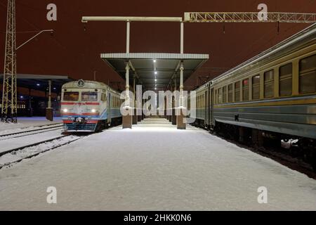 Kharkiv, Ukraine - 28. Januar 2022: Alte elektrische Züge der Ukrainischen Eisenbahn die Züge stehen auf dem Bahnsteig in der Charkiv-Straße Stockfoto