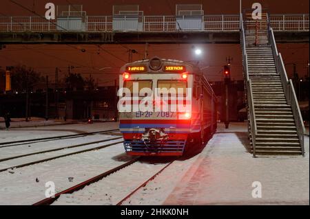 Kharkiv, Ukraine - 28. Januar 2022: Der alte Elektrozug ER2R der Ukrainischen Eisenbahn fährt vom Bahnhofssteig im Kharkiv Personenbahnhof ab. Stockfoto