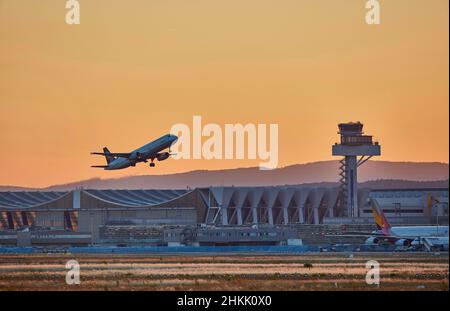 Airbus A321-200 Start des Frankfurter Flughafens in der Abenddämmerung, im Hintergrund der Wartungshangar für Jumbo-Jets, Deutschland, Hessen, Frankfurt Stockfoto