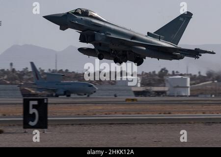 Ein Taifun FGR4, der 1 (Fighter) Squadron der Royal Air Force Lossiemouth, Großbritannien, zugewiesen wurde, hebt vor einem E-7A Wedgetail ab, der der Royal Australian Air Force Base, Williamtown, Australien, während des Red Flag-Nellis 22-1, 1. Februar 2022, auf der Nellis Air Force Base, Nevada, zugewiesen wurde. 32 Einheiten aus den Vereinigten US-Streitkräften, Großbritannien (Royal Air Force) und Australien (Royal Australian Air Force) nehmen an Red Flag-Nellis 22-1 Teil. (USA Air Force Foto von Tech. Sgt. Alexandre Montes) Stockfoto
