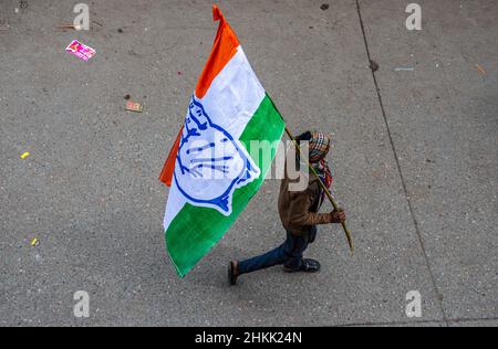 Ghaziabad, Indien. 04th. Februar 2022. Parteiunterstützer mit Parteiflagge während der Roadshow des Generalsekretärs des AICC (All India Congress Committee) Priyanka Gandhi Vadra in der Khora-Kolonie in Ghaziabad. Kredit: SOPA Images Limited/Alamy Live Nachrichten Stockfoto