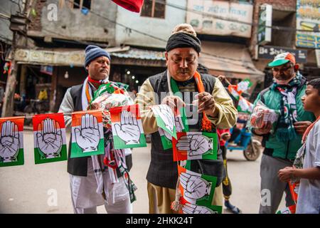 Ghaziabad, Indien. 04th. Februar 2022. Vor der Roadshow des Generalsekretärs des AICC (All India Congress Committee) Priyanka Gandhi Vadra in der Khora-Kolonie in Ghaziabad sah der Unterstützer der Kongresspartei, wie er die Straße mit der Girlande der Kongressflaggen schmückte. Kredit: SOPA Images Limited/Alamy Live Nachrichten Stockfoto