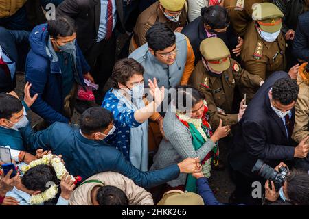 Ghaziabad, Indien. 04th. Februar 2022. Die für Uttar Pradesh zuständige Generalsekretärin des AICC (All India Congress Committee) Priyanka Gandhi Vadra begrüßt ihre Anhänger während eines Wahlkampfes für die bevorstehenden Parlamentswahlen in Uttar Pradesh. Kredit: SOPA Images Limited/Alamy Live Nachrichten Stockfoto