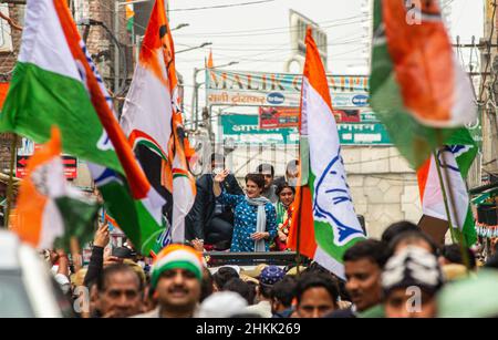 Ghaziabad, Indien. 04th. Februar 2022. Die für Uttar Pradesh zuständige Generalsekretärin des AICC (All India Congress Committee) Priyanka Gandhi Vadra begrüßt ihre Anhänger während eines Wahlkampfes für die bevorstehenden Parlamentswahlen in Uttar Pradesh. Kredit: SOPA Images Limited/Alamy Live Nachrichten Stockfoto