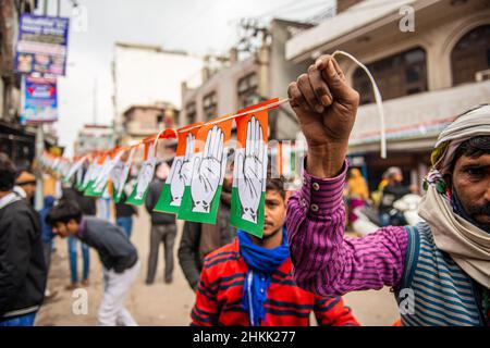 Ghaziabad, Indien. 04th. Februar 2022. Vor der Roadshow des Generalsekretärs des AICC (All India Congress Committee) Priyanka Gandhi Vadra in der Khora-Kolonie in Ghaziabad sah der Unterstützer der Kongresspartei, wie er die Straße mit der Girlande der Kongressflaggen schmückte. Kredit: SOPA Images Limited/Alamy Live Nachrichten Stockfoto