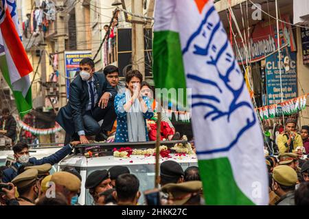 Ghaziabad, Indien. 04th. Februar 2022. Die für Uttar Pradesh zuständige Generalsekretärin des AICC (All India Congress Committee) Priyanka Gandhi Vadra begrüßt ihre Anhänger während eines Wahlkampfes für die bevorstehenden Parlamentswahlen in Uttar Pradesh. Kredit: SOPA Images Limited/Alamy Live Nachrichten Stockfoto