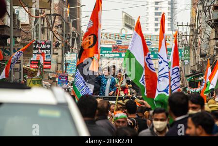 Ghaziabad, Indien. 04th. Februar 2022. Die für Uttar Pradesh zuständige Generalsekretärin des AICC (All India Congress Committee) Priyanka Gandhi Vadra begrüßt ihre Anhänger während eines Wahlkampfes für die bevorstehenden Parlamentswahlen in Uttar Pradesh. Kredit: SOPA Images Limited/Alamy Live Nachrichten Stockfoto