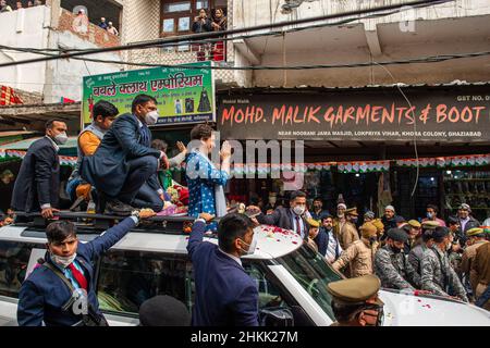 Ghaziabad, Indien. 04th. Februar 2022. Die für Uttar Pradesh zuständige Generalsekretärin des AICC (All India Congress Committee) Priyanka Gandhi Vadra begrüßt ihre Anhänger während eines Wahlkampfes für die bevorstehenden Parlamentswahlen in Uttar Pradesh. Kredit: SOPA Images Limited/Alamy Live Nachrichten Stockfoto