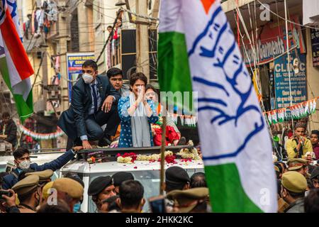 Ghaziabad, Indien. 04th. Februar 2022. Die für Uttar Pradesh zuständige Generalsekretärin des AICC (All India Congress Committee) Priyanka Gandhi Vadra begrüßt ihre Anhänger während eines Wahlkampfes für die bevorstehenden Parlamentswahlen in Uttar Pradesh. (Foto von Pradeep Gaur/SOPA Images/Sipa USA) Quelle: SIPA USA/Alamy Live News Stockfoto