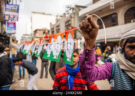Ghaziabad, Indien. 04th. Februar 2022. Vor der Roadshow des Generalsekretärs des AICC (All India Congress Committee) Priyanka Gandhi Vadra in der Khora-Kolonie in Ghaziabad sah der Unterstützer der Kongresspartei, wie er die Straße mit der Girlande der Kongressflaggen schmückte. (Foto von Pradeep Gaur/SOPA Images/Sipa USA) Quelle: SIPA USA/Alamy Live News Stockfoto