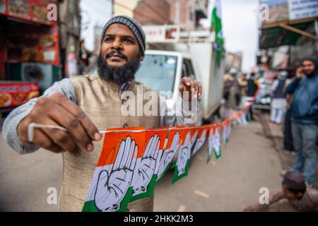 Ghaziabad, Indien. 04th. Februar 2022. Vor der Roadshow des Generalsekretärs des AICC (All India Congress Committee) Priyanka Gandhi Vadra in der Khora-Kolonie in Ghaziabad sah der Unterstützer der Kongresspartei, wie er die Straße mit der Girlande der Kongressflaggen schmückte. (Foto von Pradeep Gaur/SOPA Images/Sipa USA) Quelle: SIPA USA/Alamy Live News Stockfoto
