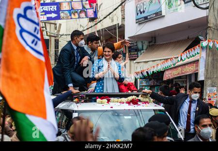 Ghaziabad, Indien. 04th. Februar 2022. Die für Uttar Pradesh zuständige Generalsekretärin des AICC (All India Congress Committee) Priyanka Gandhi Vadra begrüßt ihre Anhänger während eines Wahlkampfes für die bevorstehenden Parlamentswahlen in Uttar Pradesh. (Foto von Pradeep Gaur/SOPA Images/Sipa USA) Quelle: SIPA USA/Alamy Live News Stockfoto