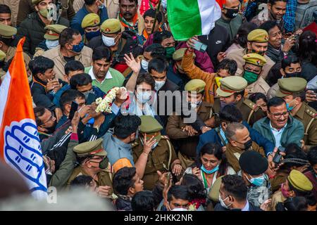 Ghaziabad, Indien. 04th. Februar 2022. Die für Uttar Pradesh zuständige Generalsekretärin des AICC (All India Congress Committee) Priyanka Gandhi Vadra begrüßt ihre Anhänger während eines Wahlkampfes für die bevorstehenden Parlamentswahlen in Uttar Pradesh. (Foto von Pradeep Gaur/SOPA Images/Sipa USA) Quelle: SIPA USA/Alamy Live News Stockfoto