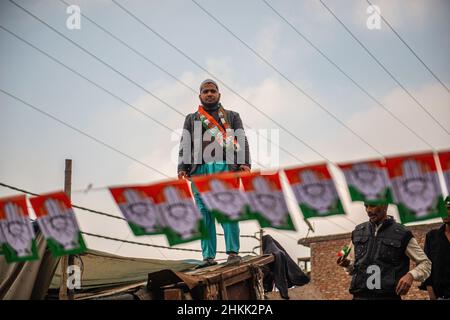 Ghaziabad, Indien. 04th. Februar 2022. Vor der Roadshow des Generalsekretärs des AICC (All India Congress Committee) Priyanka Gandhi Vadra in der Khora-Kolonie in Ghaziabad hängt ein Anhänger der Kongresspartei, der mit der Girlande der Kongressflaggen steht. (Foto von Pradeep Gaur/SOPA Images/Sipa USA) Quelle: SIPA USA/Alamy Live News Stockfoto